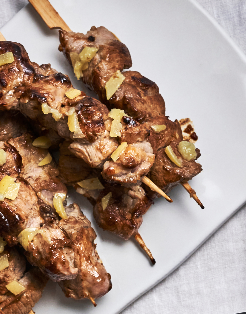 Recette de brochettes d’agneau marinées au confit d’ail et citrons confits MARiUS, l'épicerie inspirée