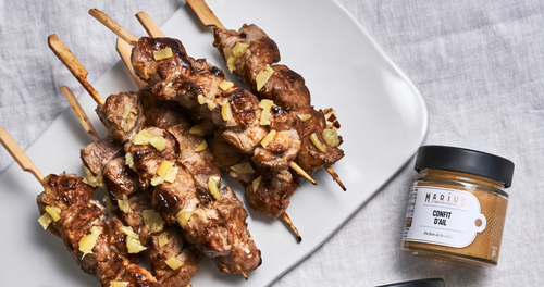 Recette de brochettes d’agneau marinées au confit d’ail et citrons confits MARiUS, l'épicerie inspirée