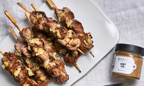 Recette de brochettes d’agneau marinées au confit d’ail et citrons confits MARiUS, l'épicerie inspirée