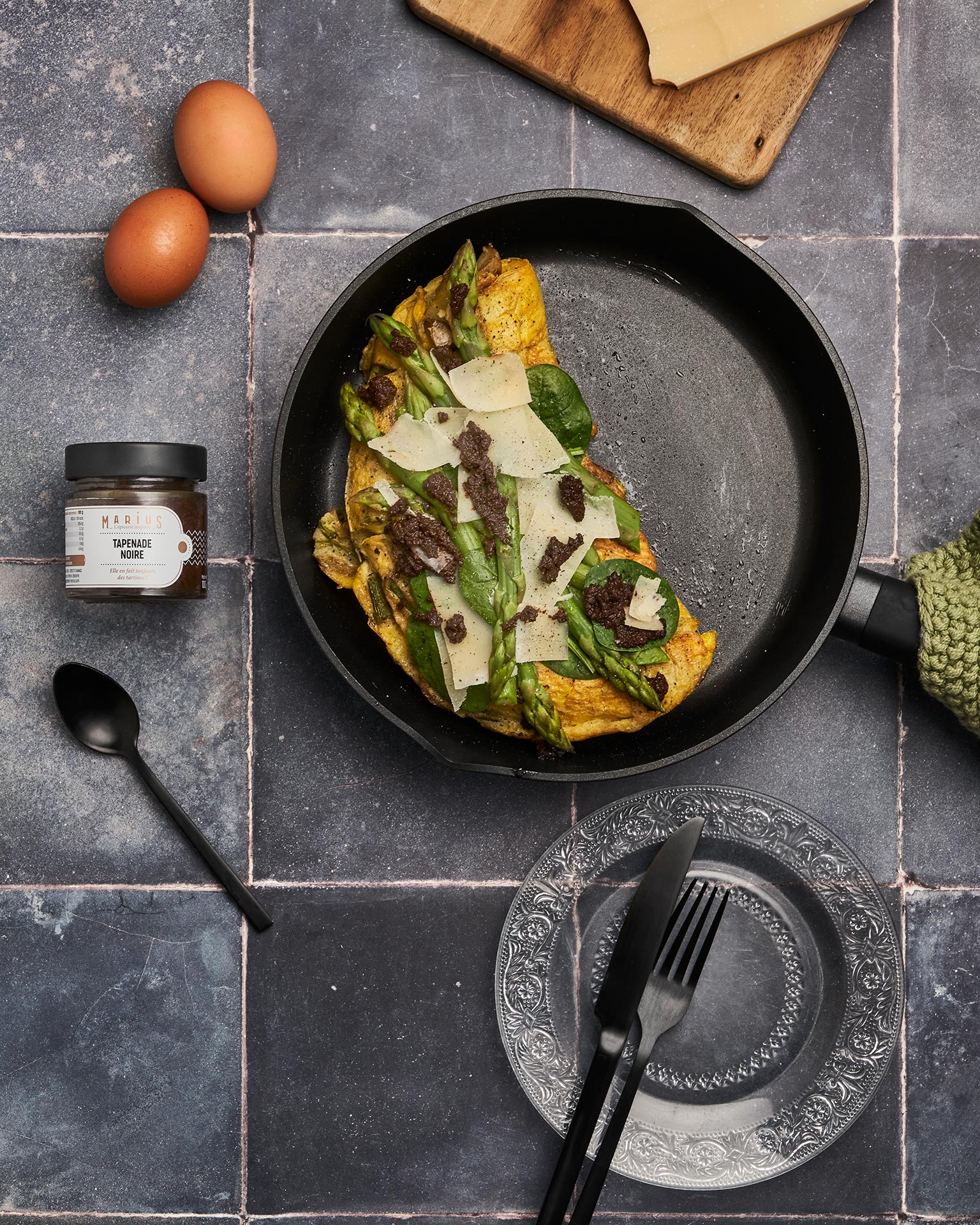 Omelette asperges, pommes de terre et tapenade