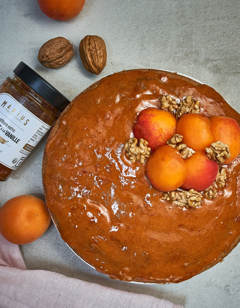 Gâteau aux noix et à la confiture d'abricots