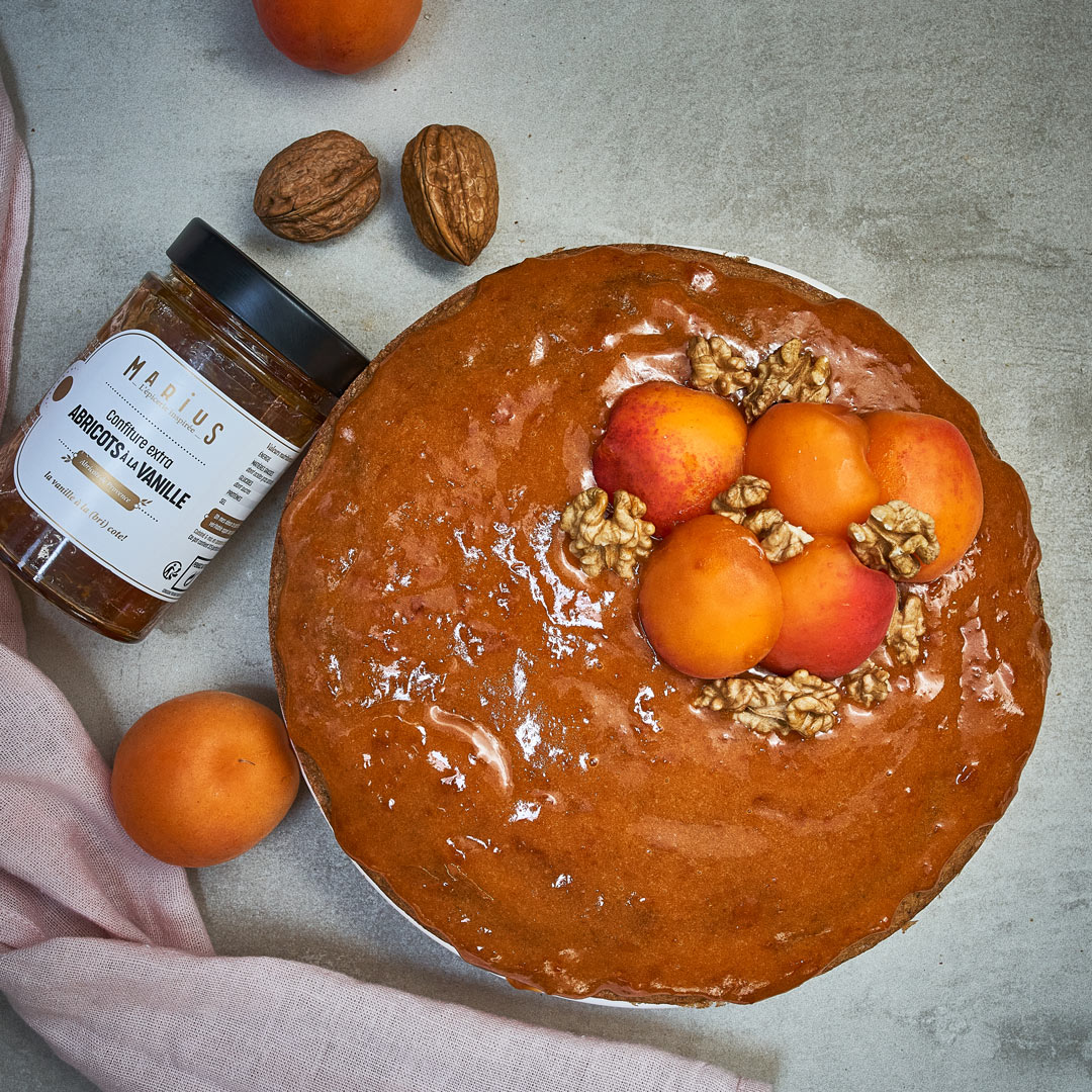 Gâteau aux noix et à la confiture d'abricots