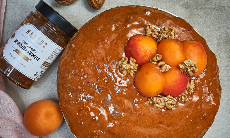 Gâteau aux noix et à la confiture d'abricots