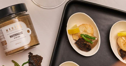 Cuillères apéritives aux Saint-Jacques et mayonnaise à l’ail noir