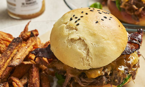 Hamburger éffiloché de canard, bacon, cheddar et confit de mangues