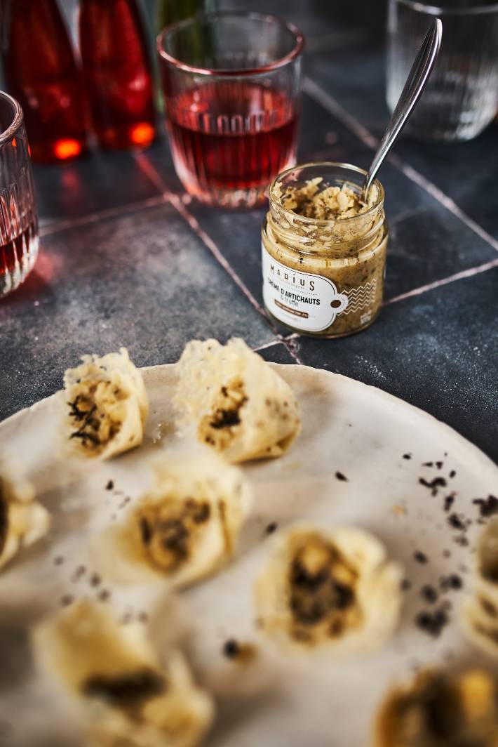 Nids de parmesan à la crème d'artichauts truffe