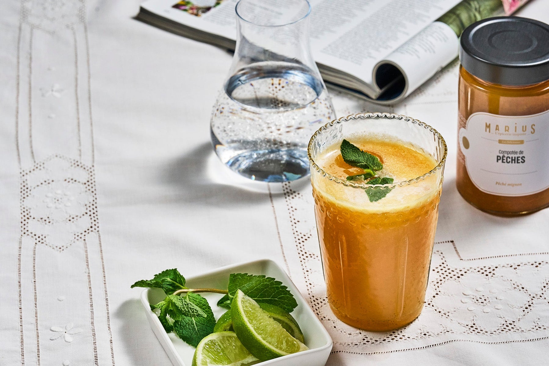 Smoothie pêche, thé vert et citron vert