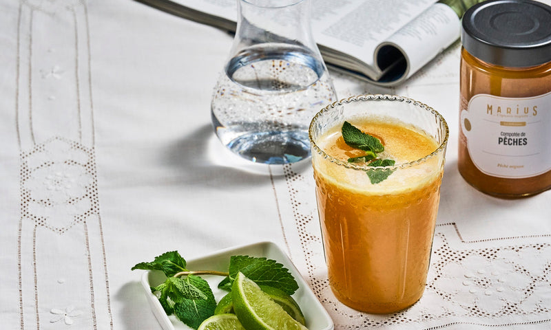 Smoothie pêche, thé vert et citron vert