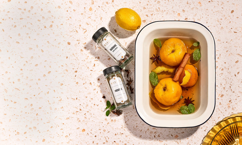 Pêches pochées à la badiane et à la menthe