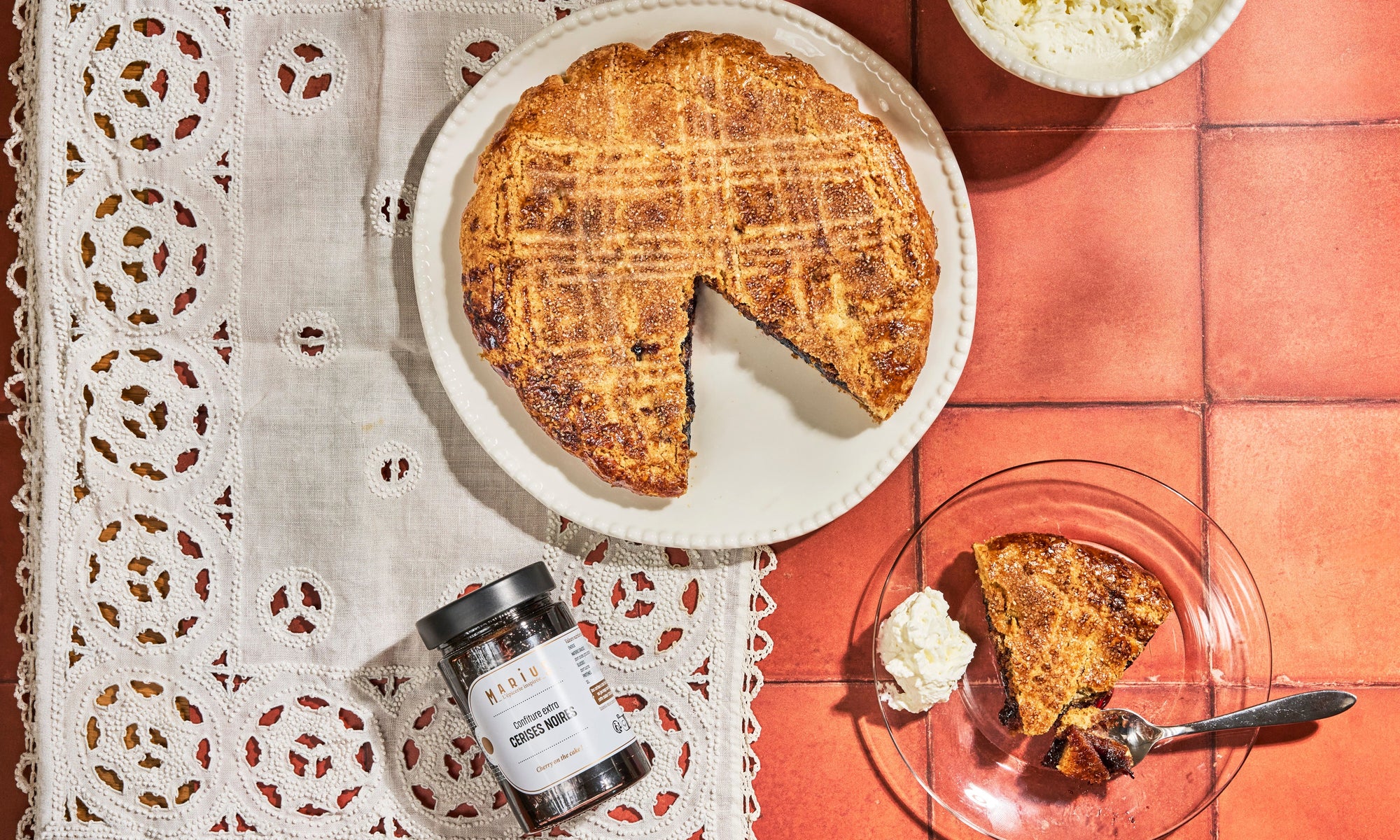 Gâteau basque à la confiture de cerises noires