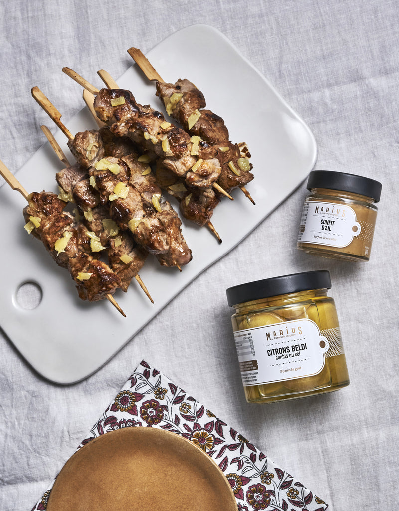 Brochettes d’agneau marinées au confit d’ail et citrons Beldi