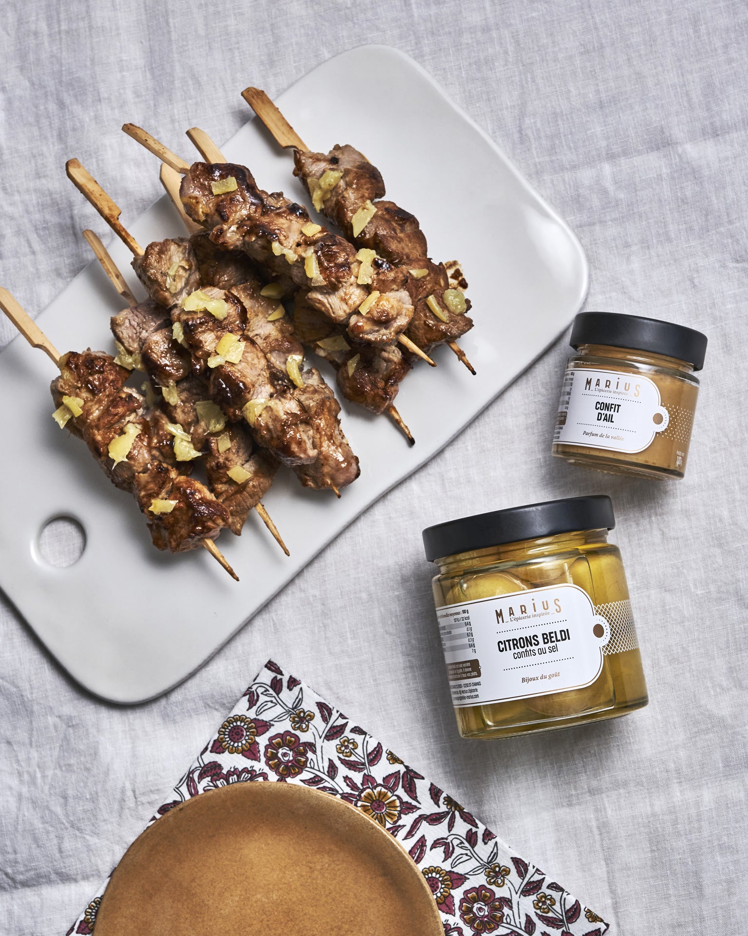 Brochettes d’agneau marinées au confit d’ail et citrons Beldi