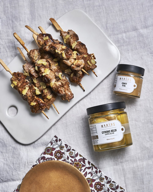 Brochettes d’agneau marinées au confit d’ail et citrons Beldi