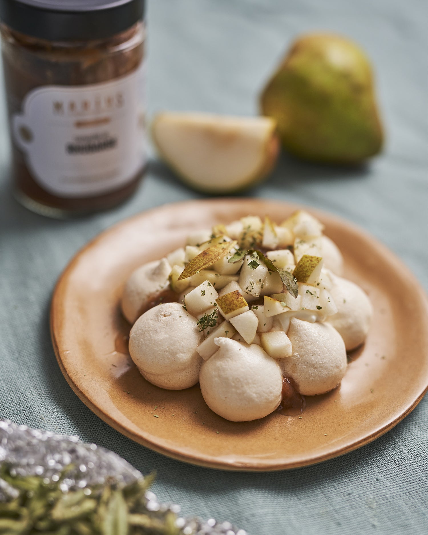 Pavlova poires, rhubarbe et verveine