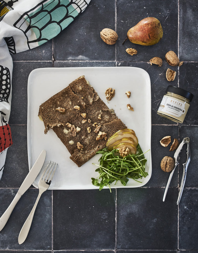 Galettes de sarrasin, crème de gorgonzola, poires et miel